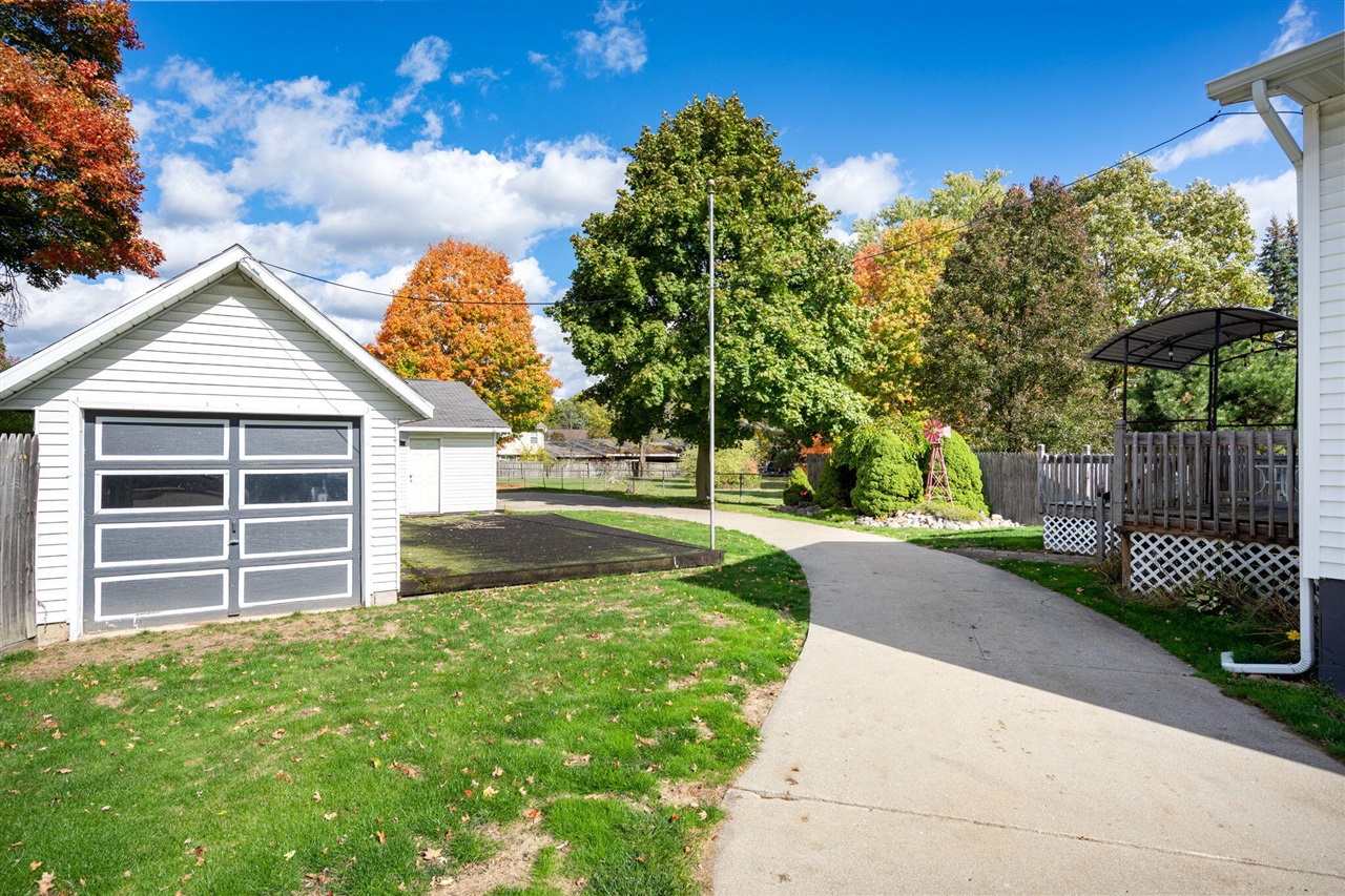 921 E Willoughby Road, Lansing, MI, 48911-6625