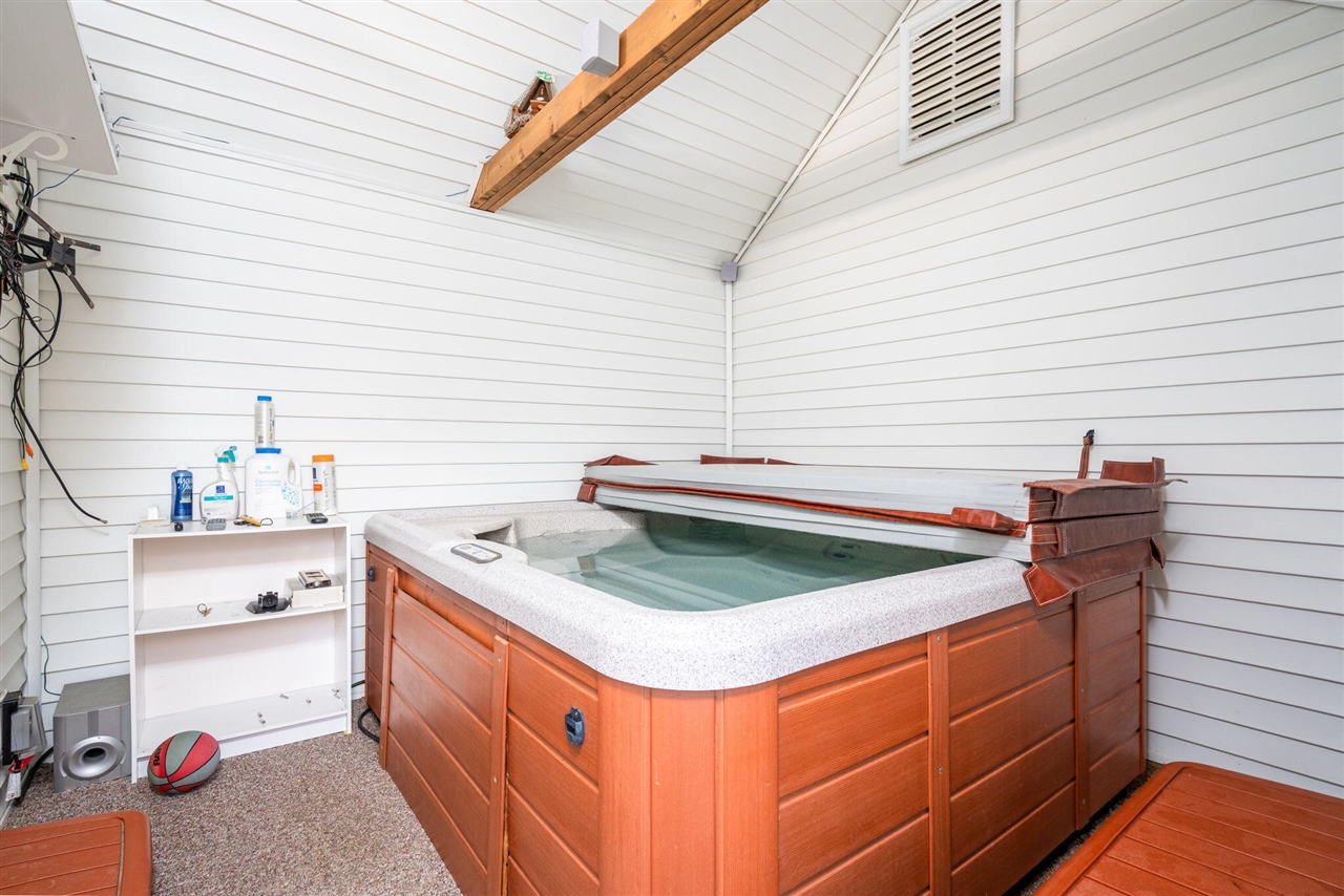 921 E Willoughby Road, Lansing, MI, 48911-6625