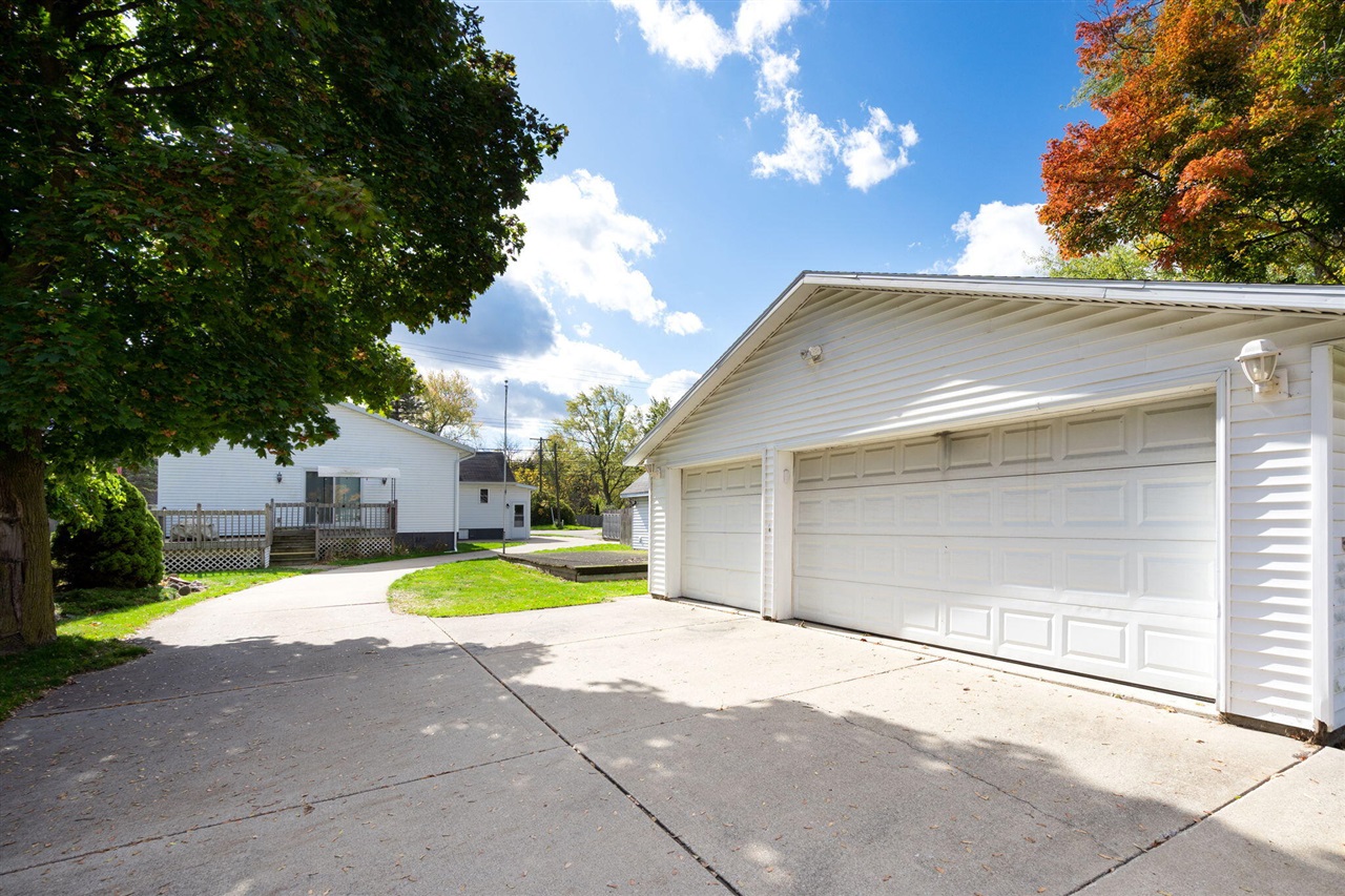 921 E Willoughby Road, Lansing, MI, 48911-6625