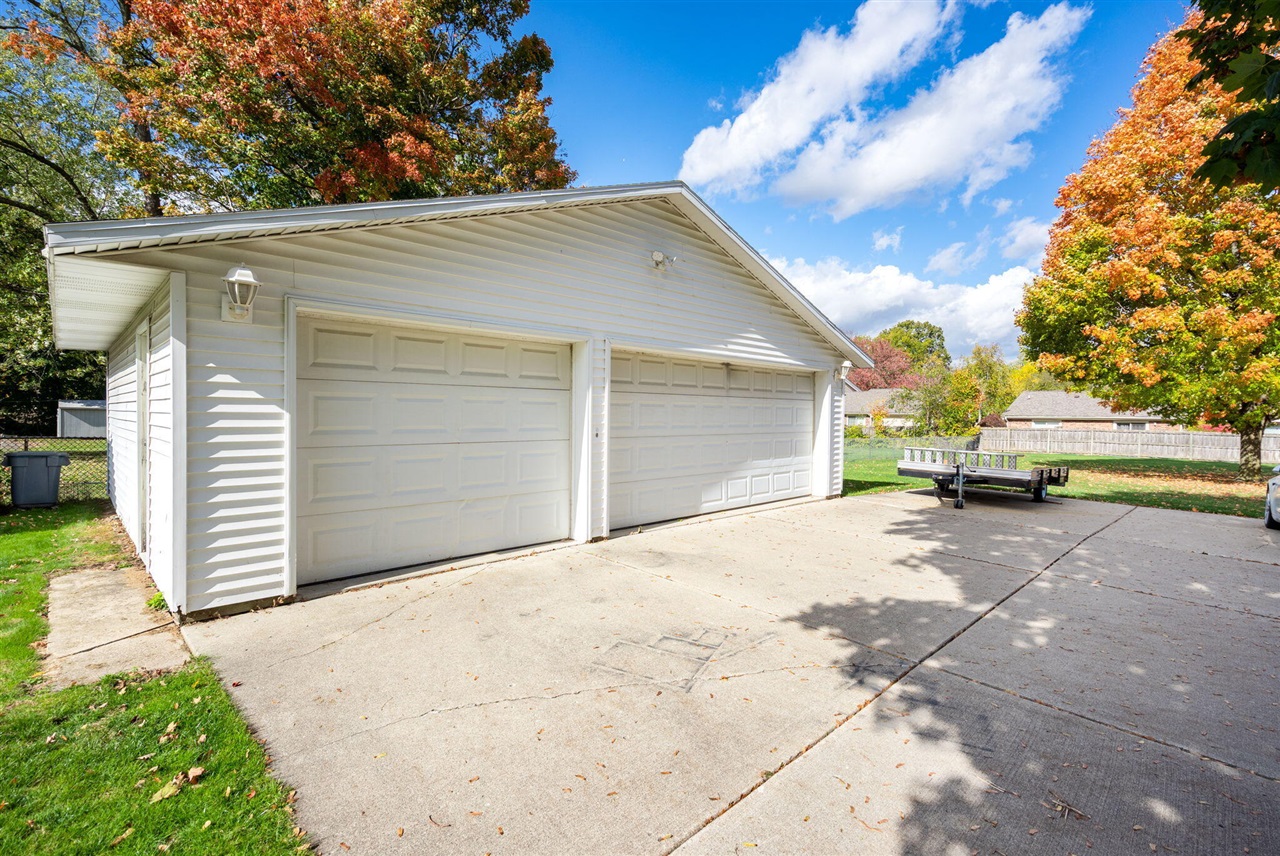 921 E Willoughby Road, Lansing, MI, 48911-6625