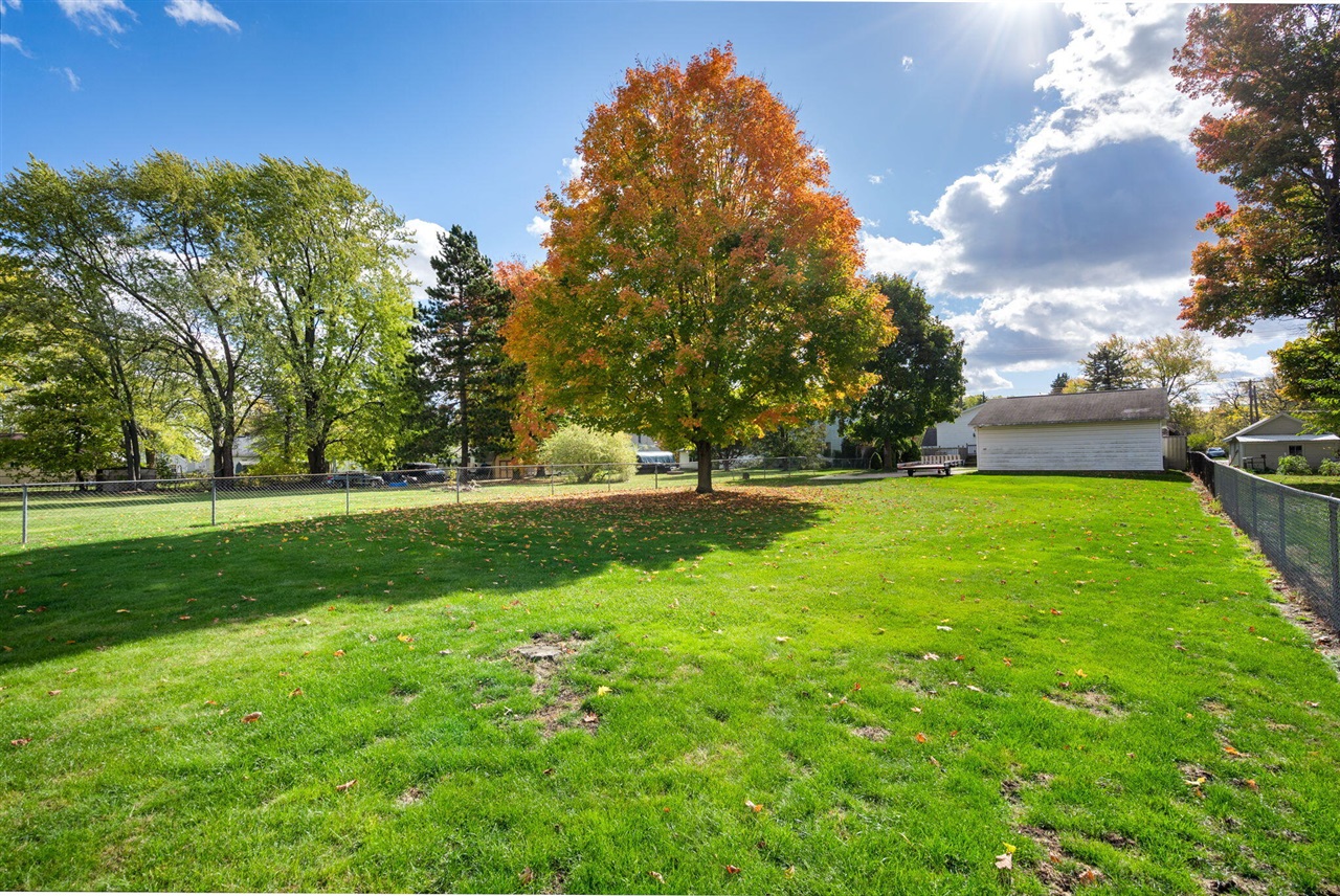 921 E Willoughby Road, Lansing, MI, 48911-6625