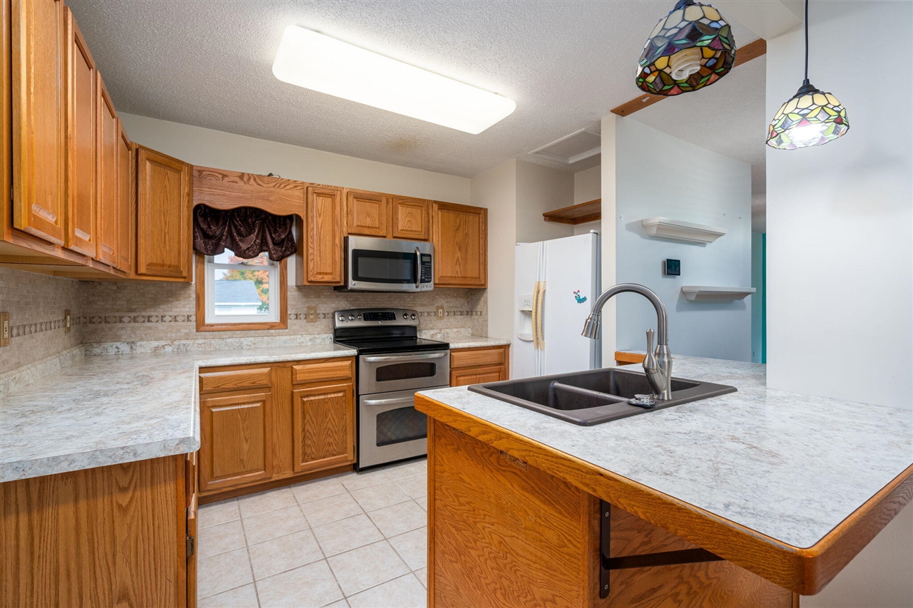 921 E Willoughby Road, Lansing, MI, 48911-6625