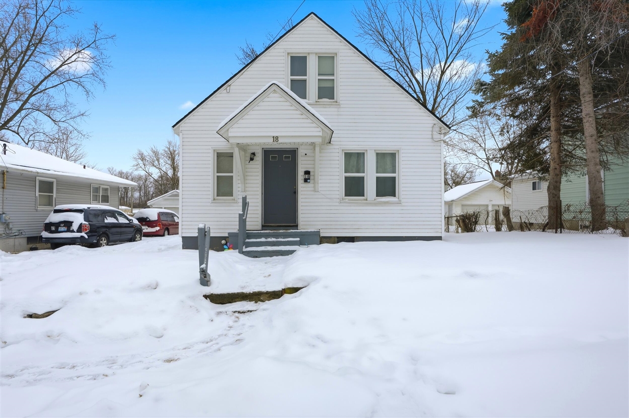 Photo of property for sale at 18 Edna Avenue, Pontiac MI 48341-1975