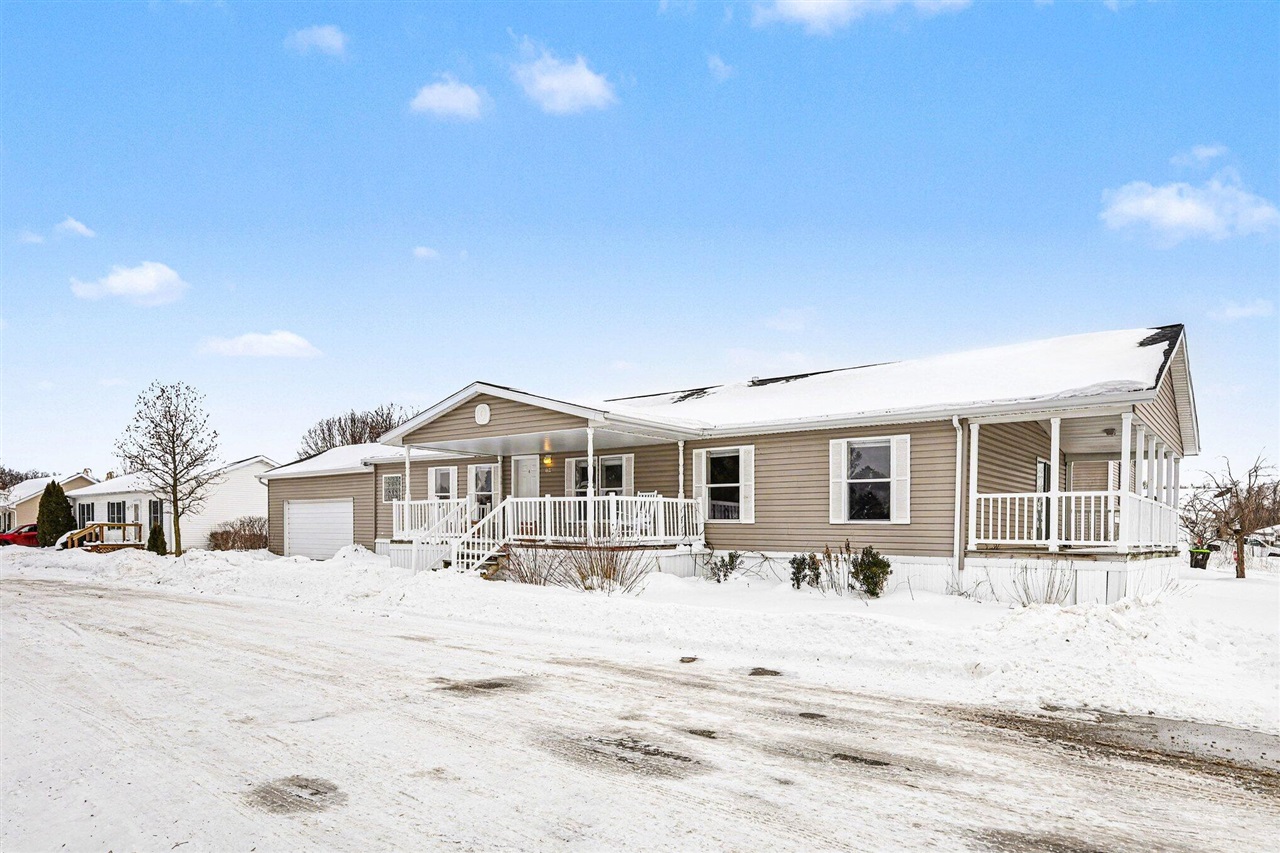 11600 Bear Meadows Drive, Alto, MI, 49302-9070