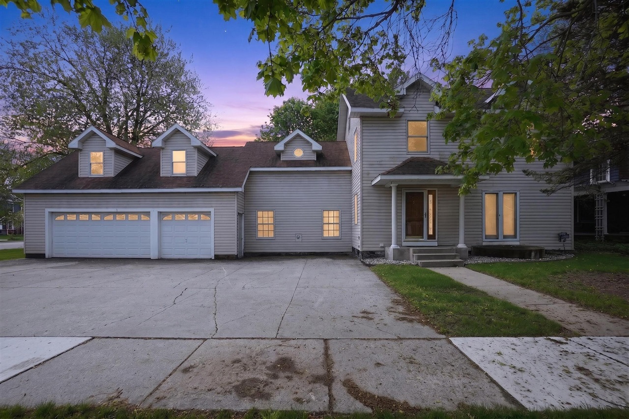 1st image of 1109 S Genesee Dr, Lansing, MI 48915 | MLS# 70514729