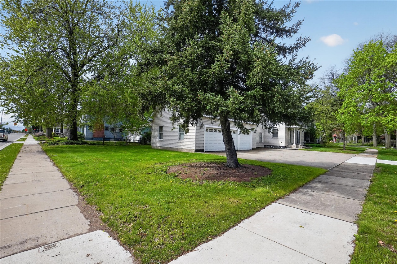 2nd image of 1109 S Genesee Dr, Lansing, MI 48915 | MLS# 70514729