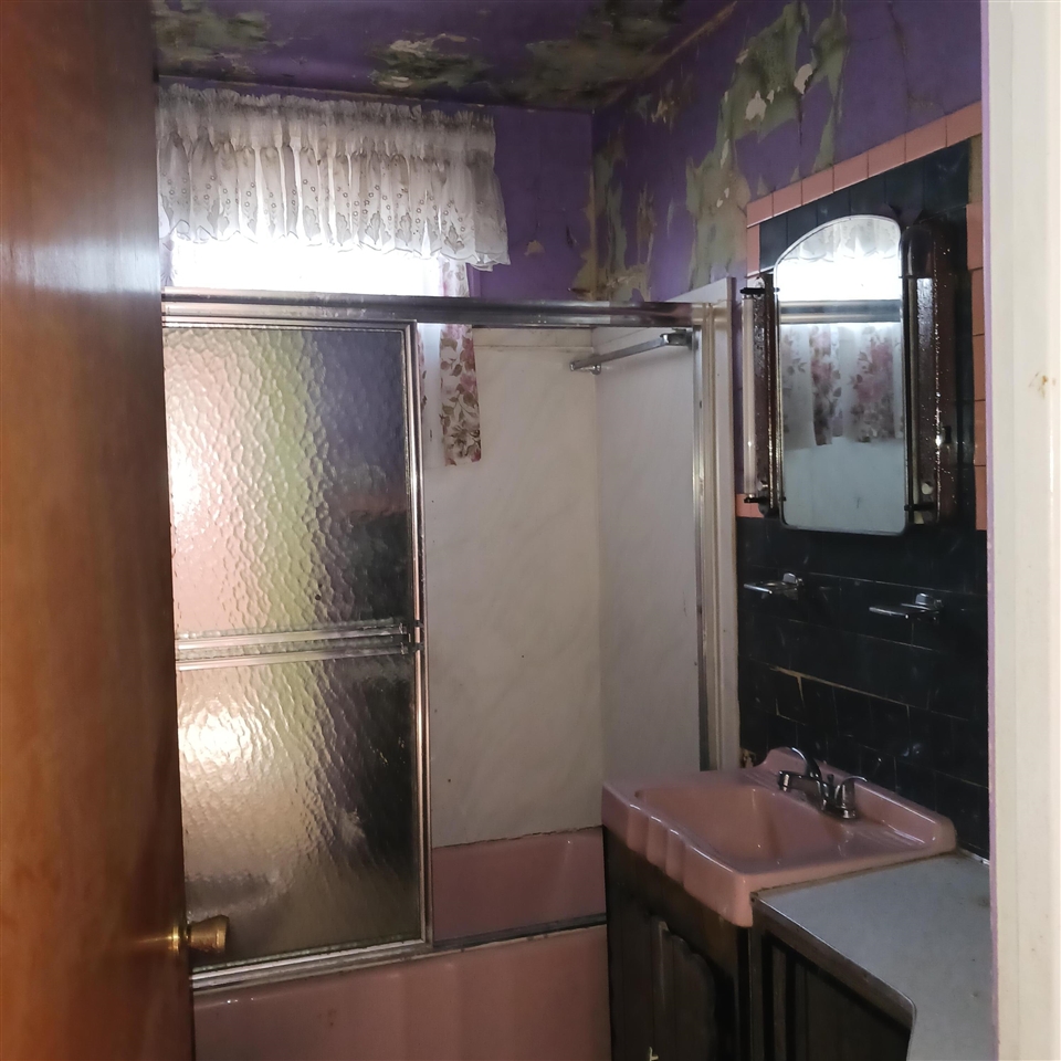 2701 W Philadelphia Street, Detroit, MI, 48206-3728