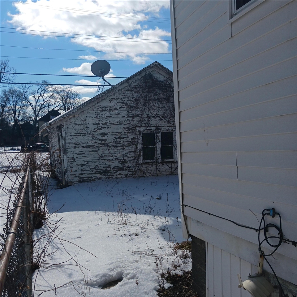 2701 W Philadelphia Street, Detroit, MI, 48206-3728