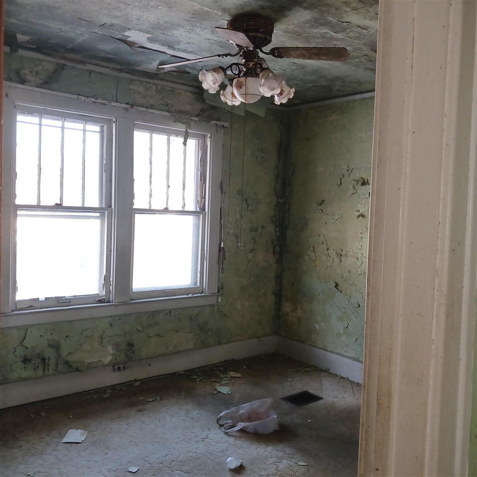 2701 W Philadelphia Street, Detroit, MI, 48206-3728