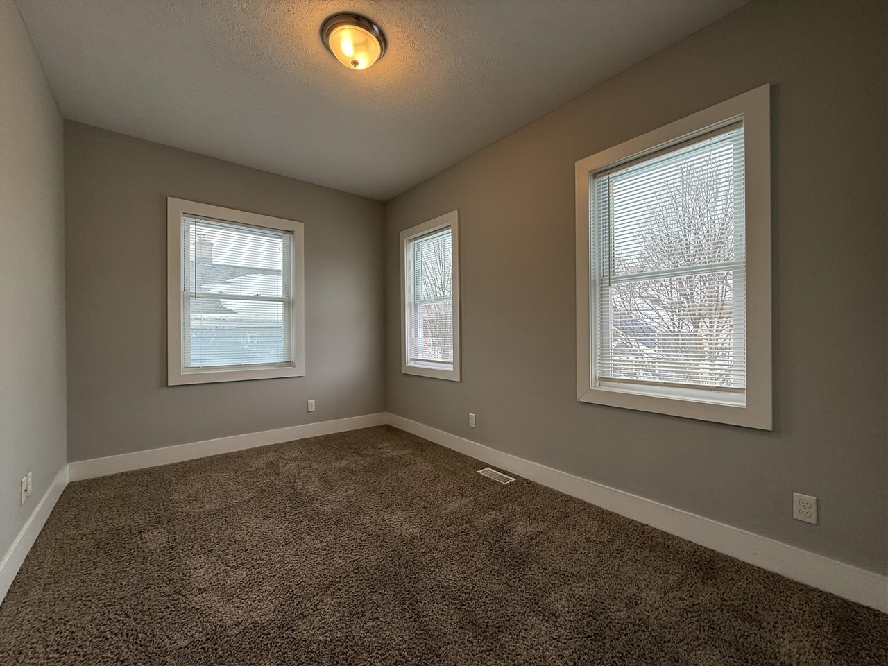 710 Logan Street, Grand Rapids, MI, 49503-5529