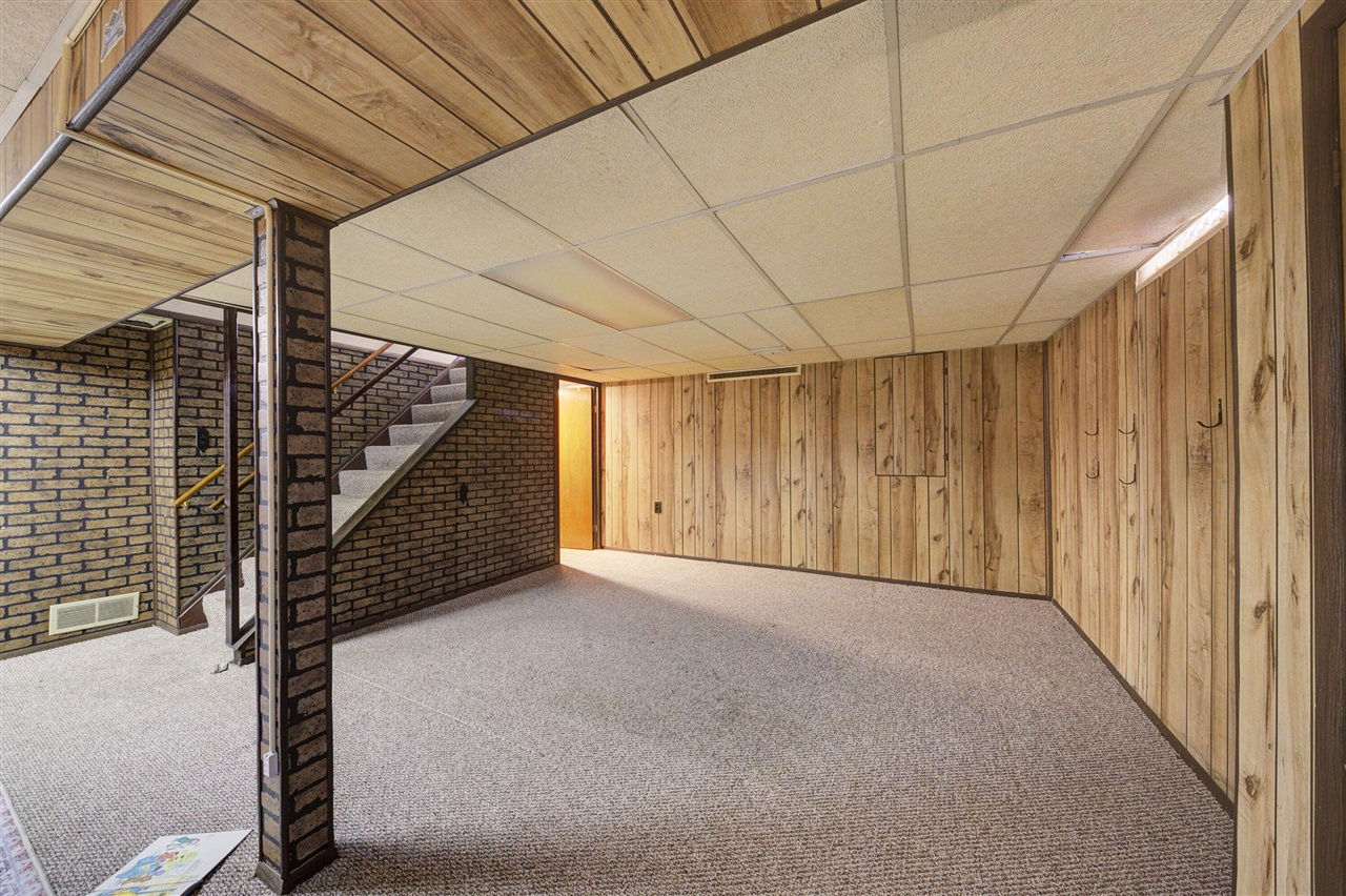 34617 Greentrees Road, Sterling Heights, MI, 48312-5516