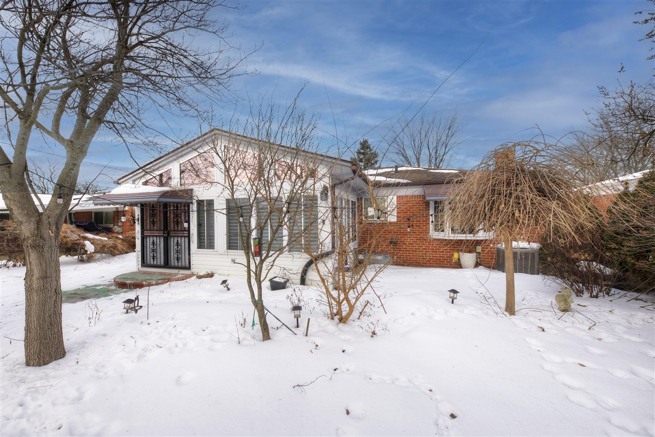 34617 Greentrees Road, Sterling Heights, MI, 48312-5516