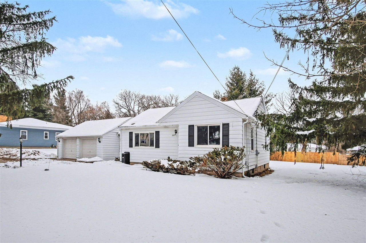 665 4 Mile Road, Comstock Park, MI, 49321-8907