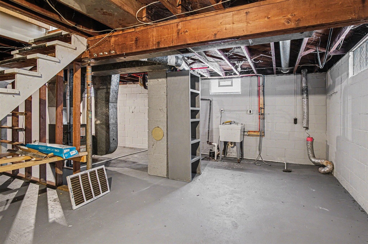 665 4 Mile Road, Comstock Park, MI, 49321-8907