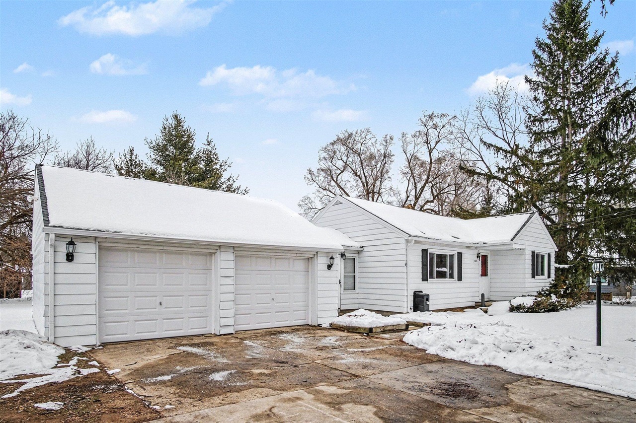 665 4 Mile Road, Comstock Park, MI, 49321-8907