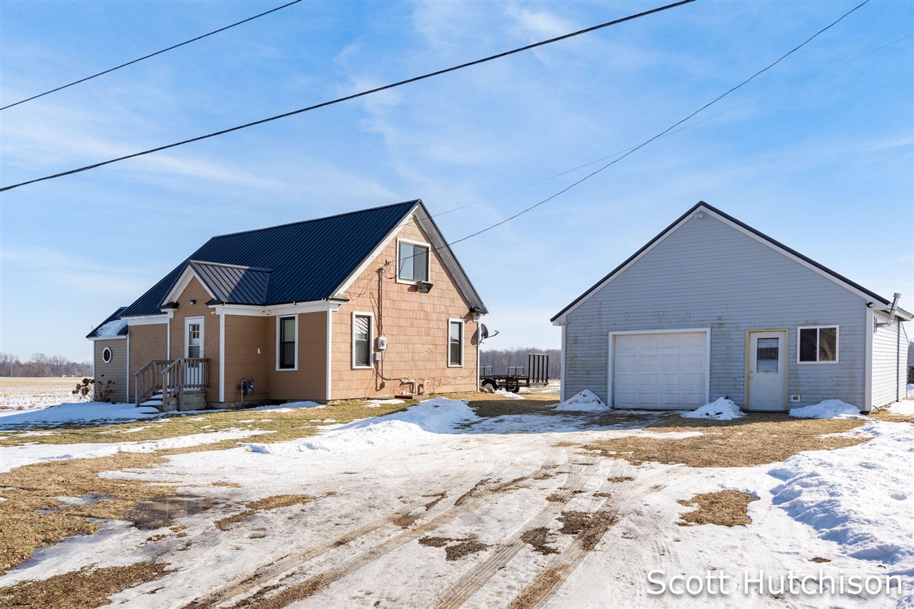 1300 E Coral Road, Edmore, MI, 48829-8319