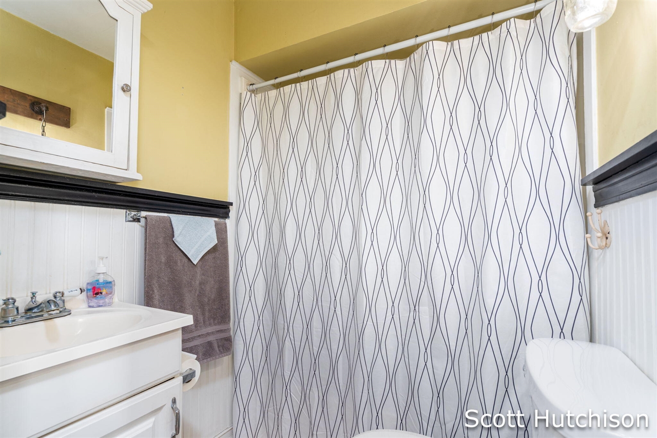 1300 E Coral Road, Edmore, MI, 48829-8319