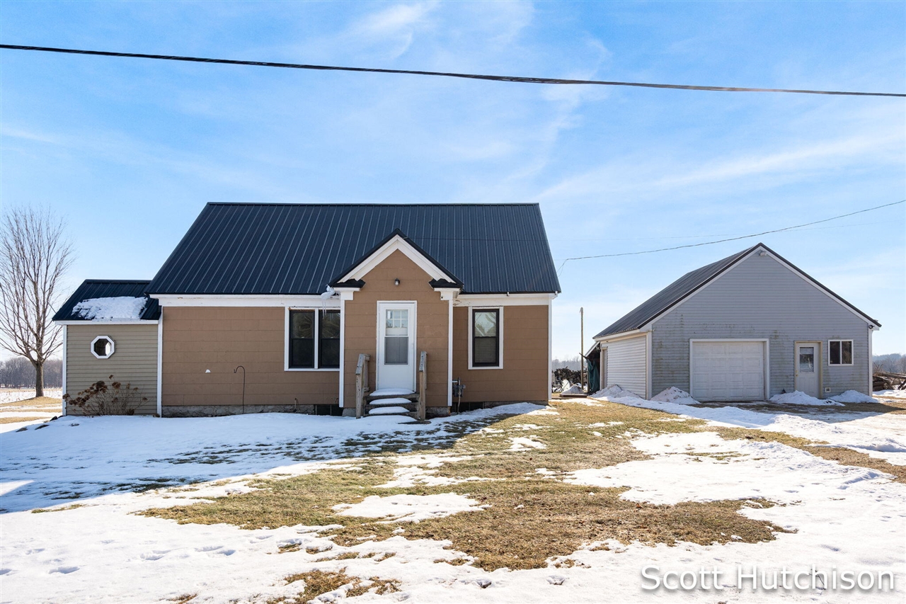 1300 E Coral Road, Edmore, MI, 48829-8319