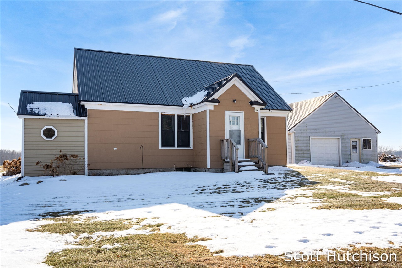 1300 E Coral Road, Edmore, MI, 48829-8319