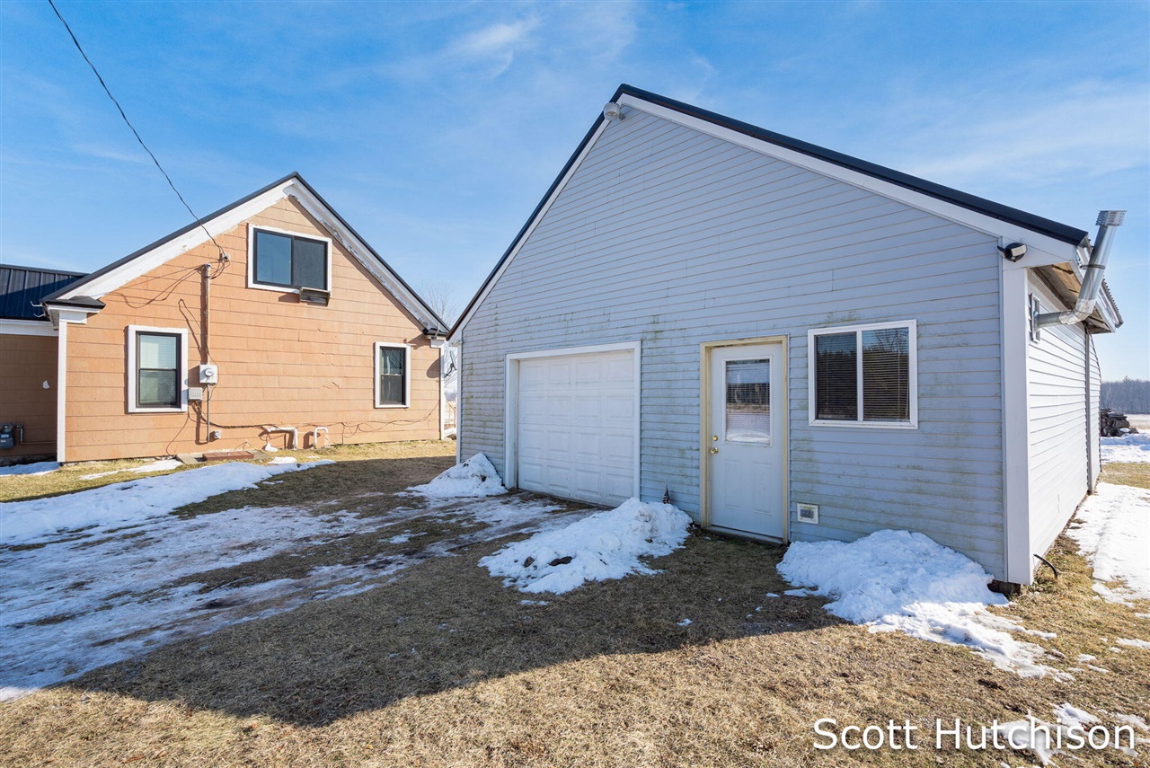 1300 E Coral Road, Edmore, MI, 48829-8319