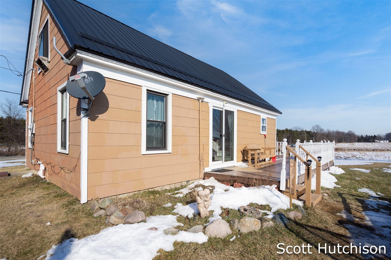 1300 E Coral Road, Edmore, MI, 48829-8319