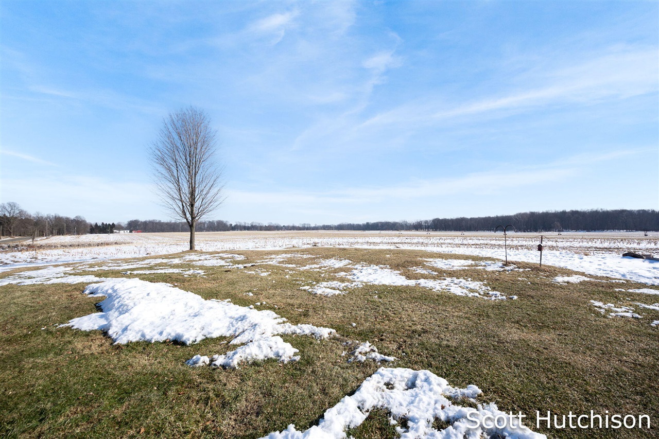 1300 E Coral Road, Edmore, MI, 48829-8319