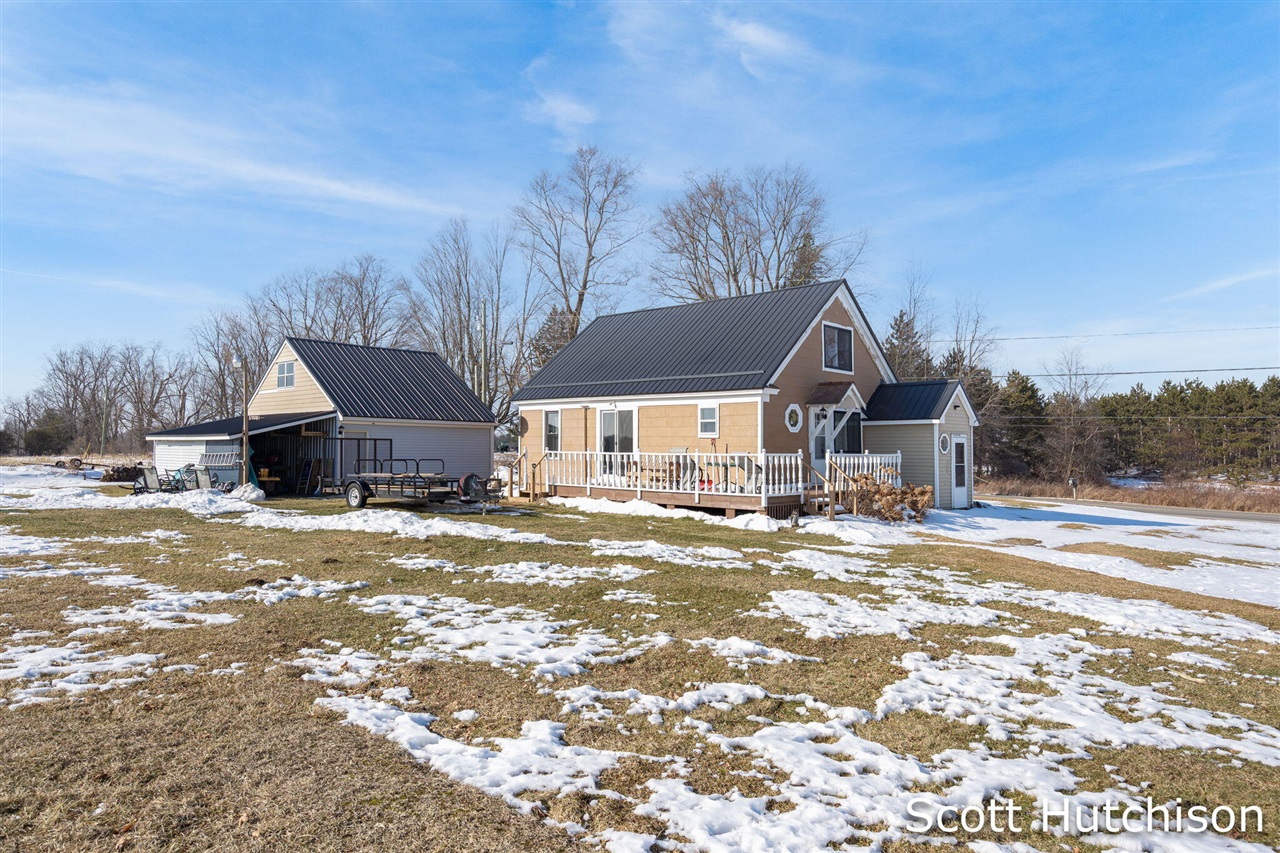 1300 E Coral Road, Edmore, MI, 48829-8319