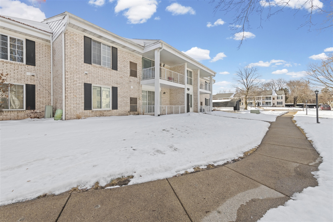 Homes for sale in Livonia, MI | 35934 Ann Arbor Trl #115, Livonia, MI 48150 | MLS# 70515274