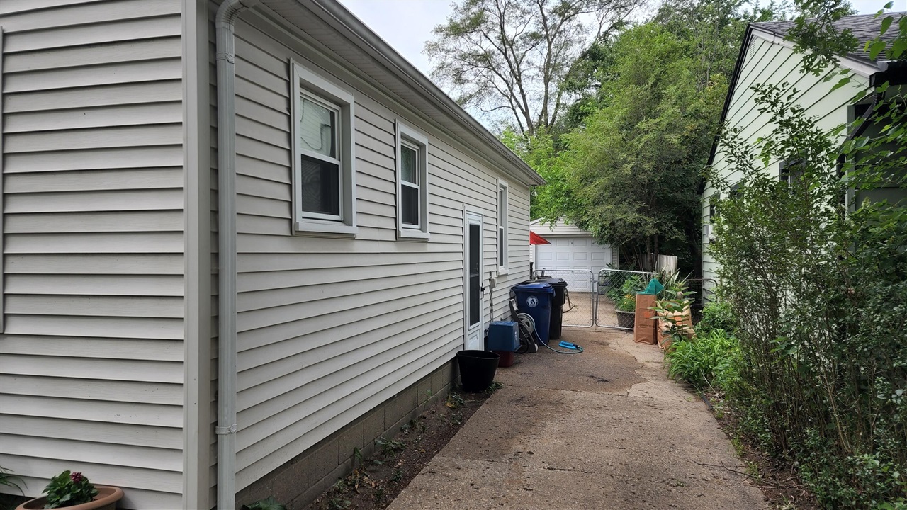 18705 Delaware Avenue, Redford, MI, 48240-1976