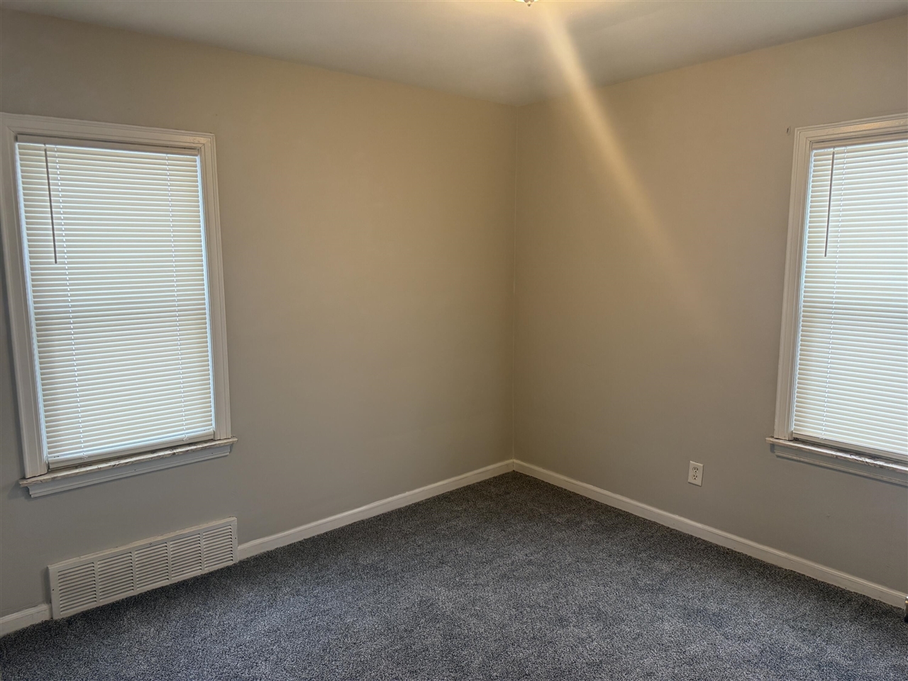 21004 Syracuse Avenue photo 13