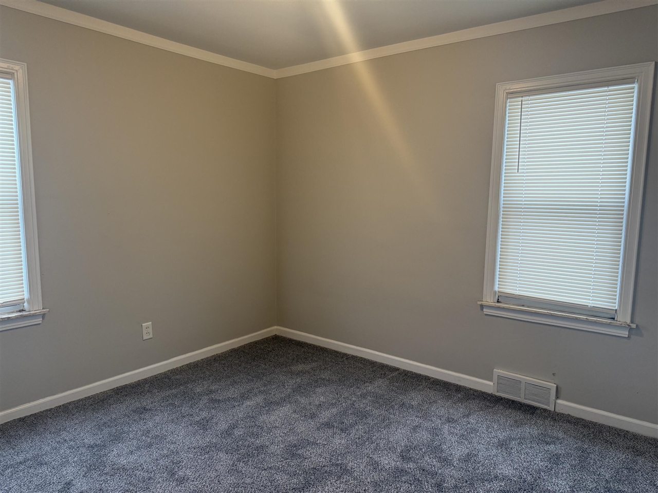 21004 Syracuse Avenue photo 14