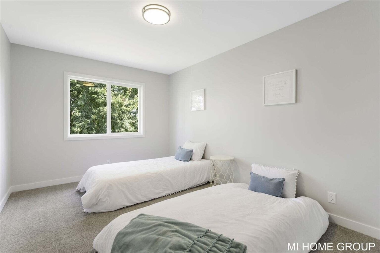 13662 Signature Drive, Holland, MI, 49424-7276