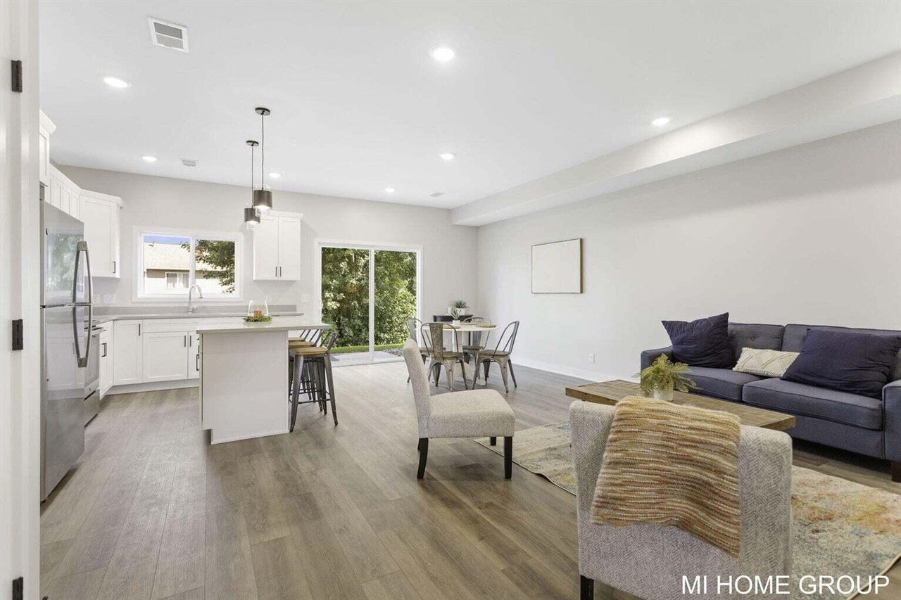 13662 Signature Drive, Holland, MI, 49424-7276