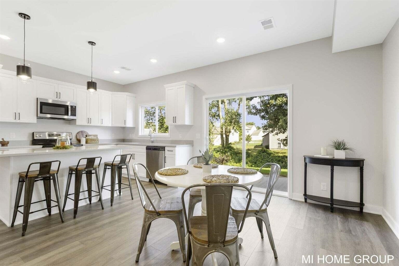 13662 Signature Drive, Holland, MI, 49424-7276