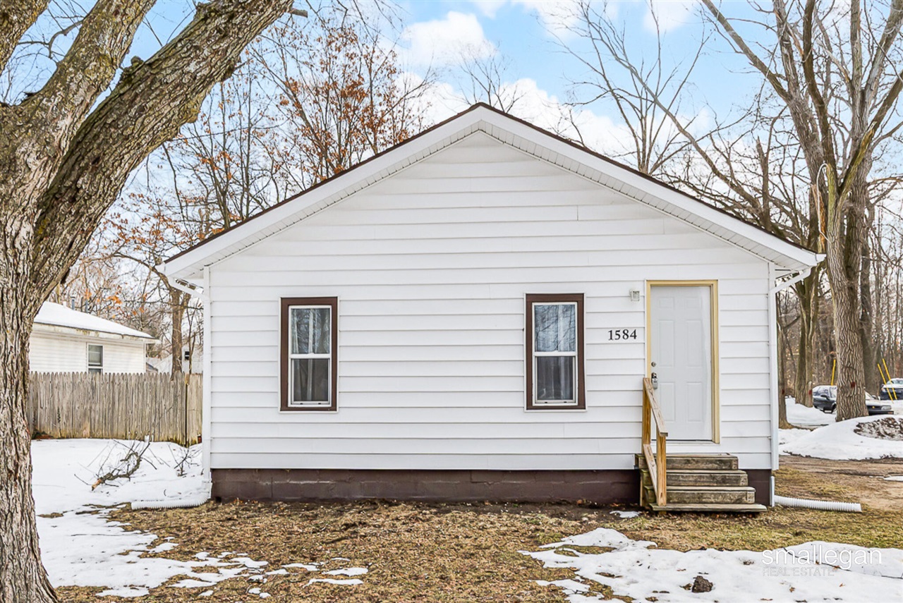 Photo of property for sale at 1584 Carlton Street, Muskegon MI 49442