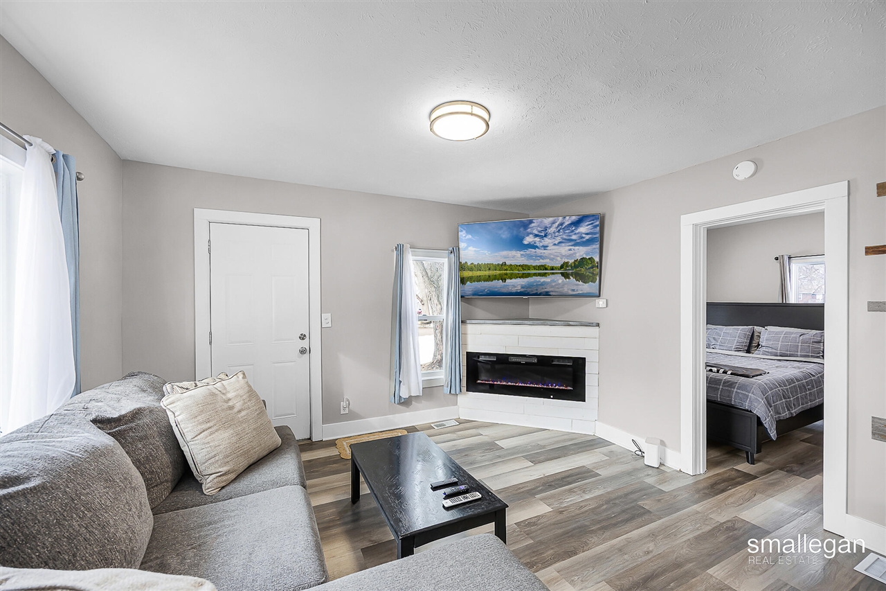 1584 Carlton Street photo 2