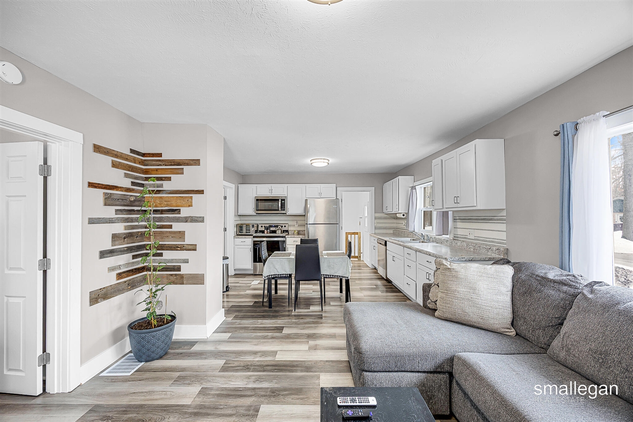 1584 Carlton Street photo 3