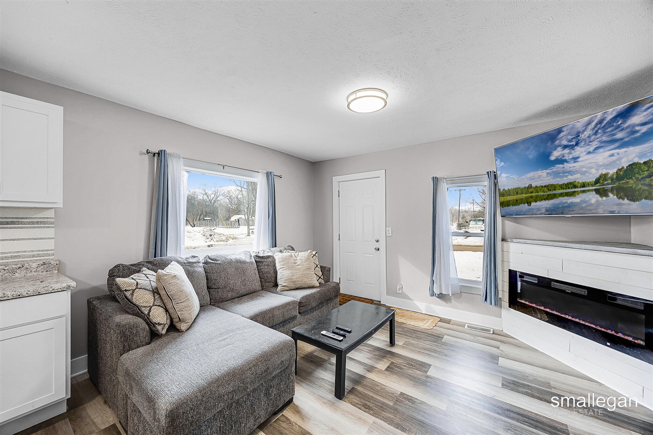 1584 Carlton Street photo 4