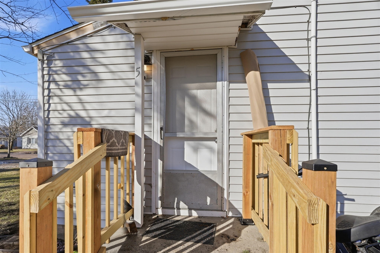 719 N Clinton Avenue, Saint Johns, MI, 48879