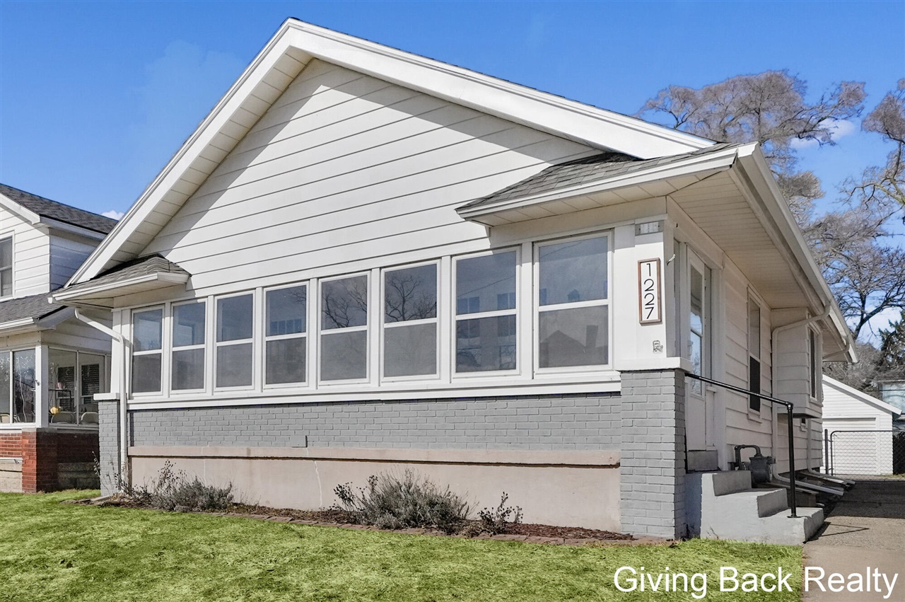 Homes for sale in Wyoming, MI | 1227 Sw Joosten St, Wyoming, MI 49509 | MLS# 70515972