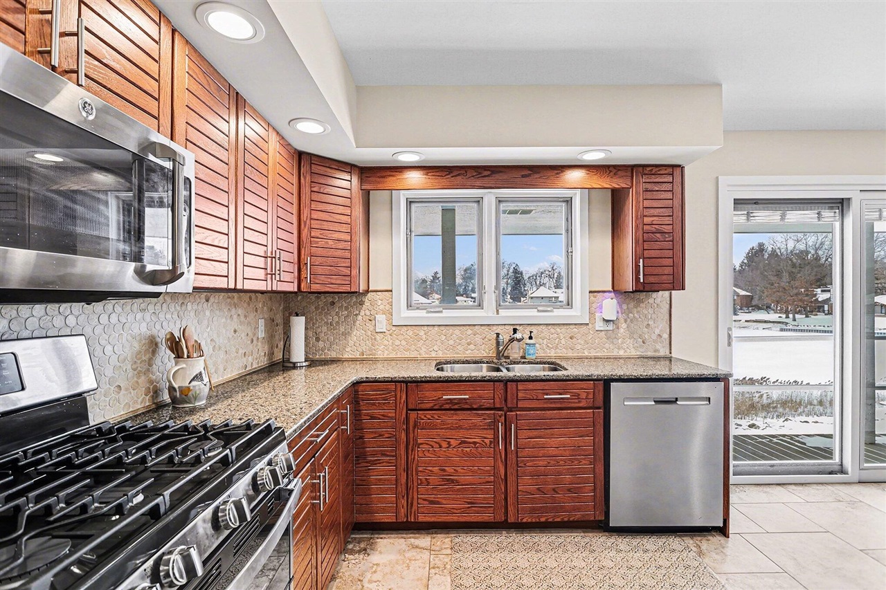 1134 S Lakeside Drive, Battle Creek, MI, 49015-3534