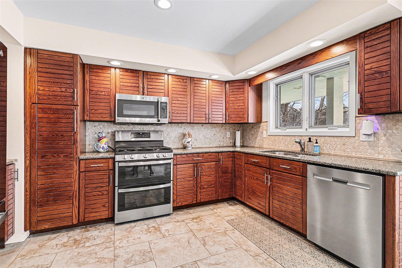 1134 S Lakeside Drive, Battle Creek, MI, 49015-3534