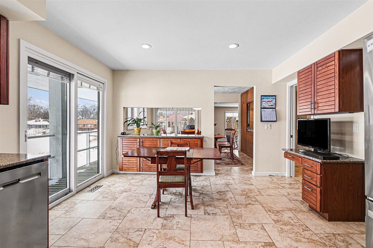 1134 S Lakeside Drive, Battle Creek, MI, 49015-3534