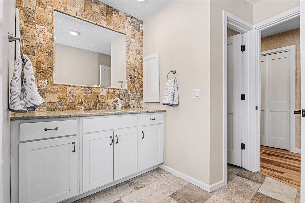 1134 S Lakeside Drive, Battle Creek, MI, 49015-3534