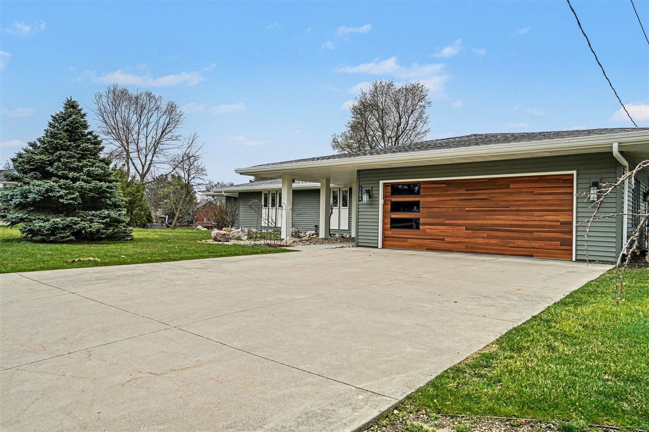 1134 S Lakeside Drive, Battle Creek, MI, 49015-3534