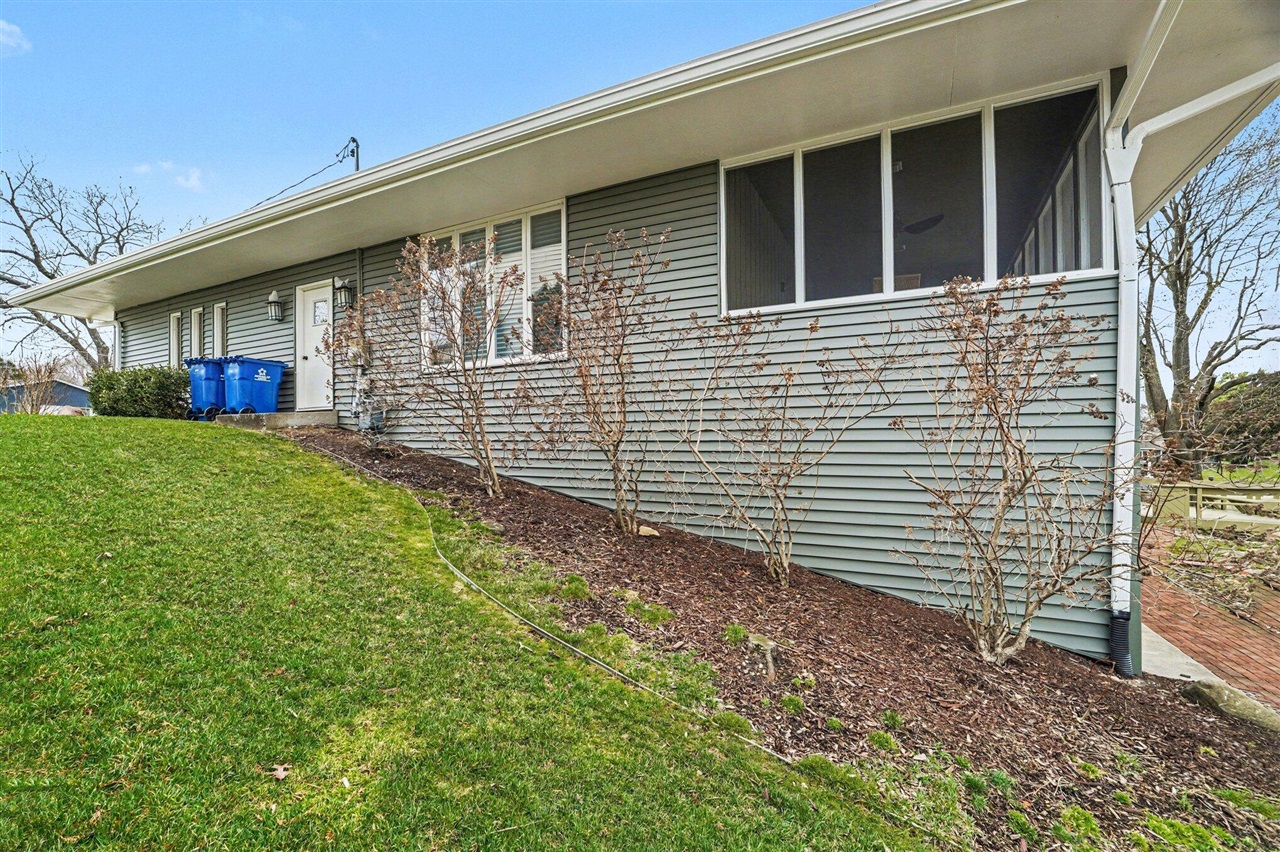 1134 S Lakeside Drive, Battle Creek, MI, 49015-3534