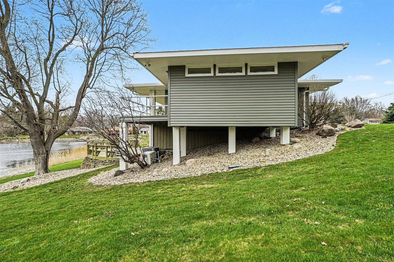 1134 S Lakeside Drive, Battle Creek, MI, 49015-3534