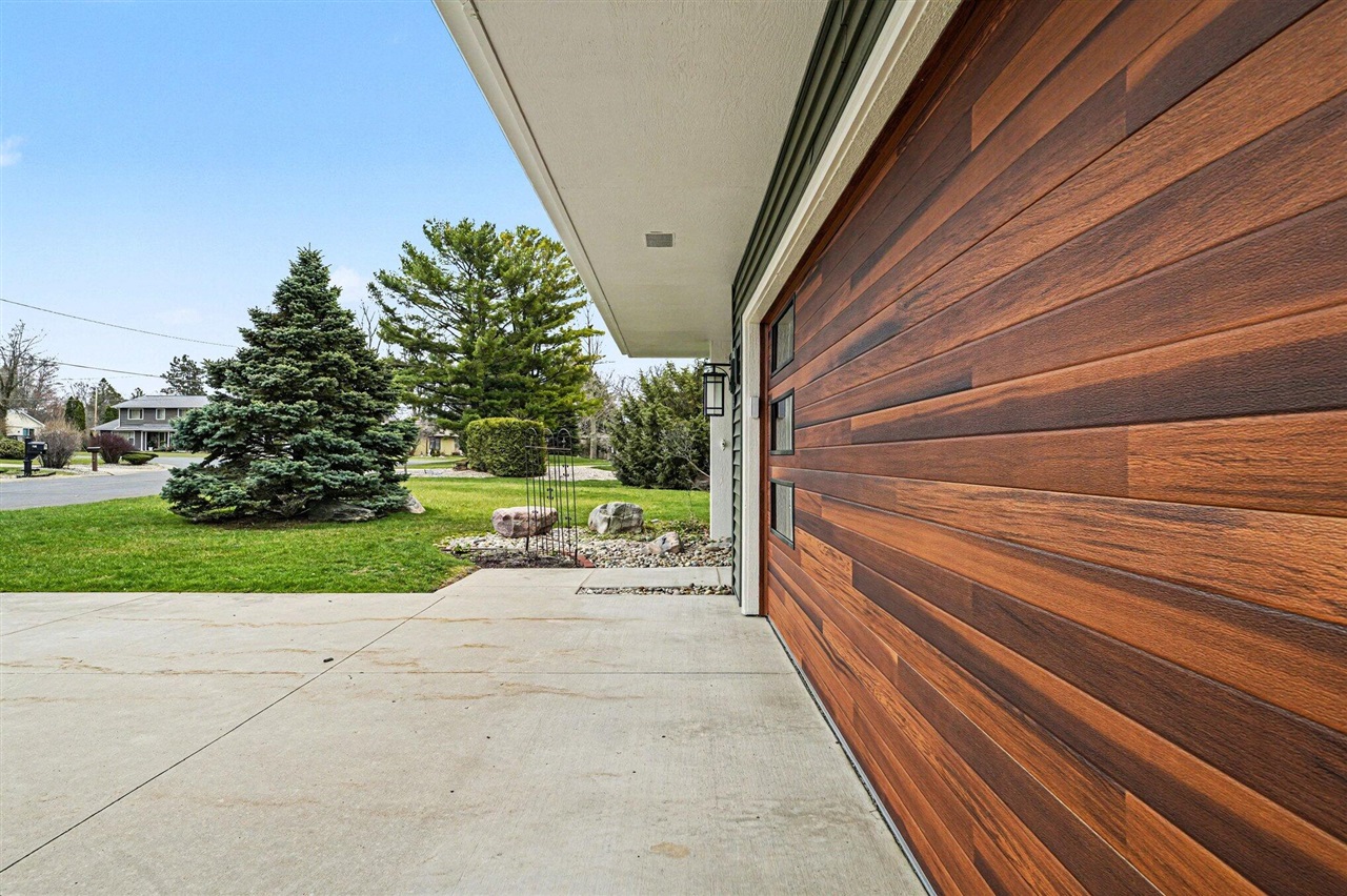 1134 S Lakeside Drive, Battle Creek, MI, 49015-3534