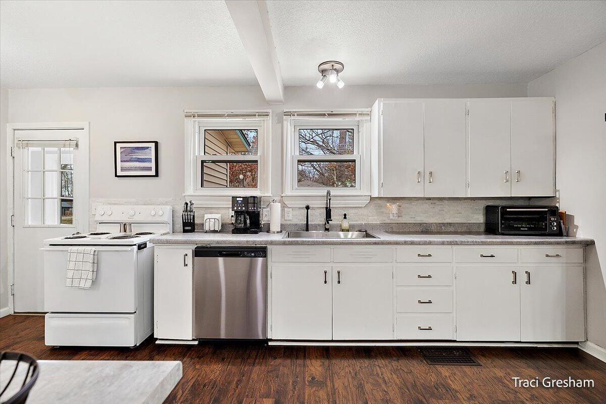 15190 Leonard Road, Spring Lake, MI, 49456-8811