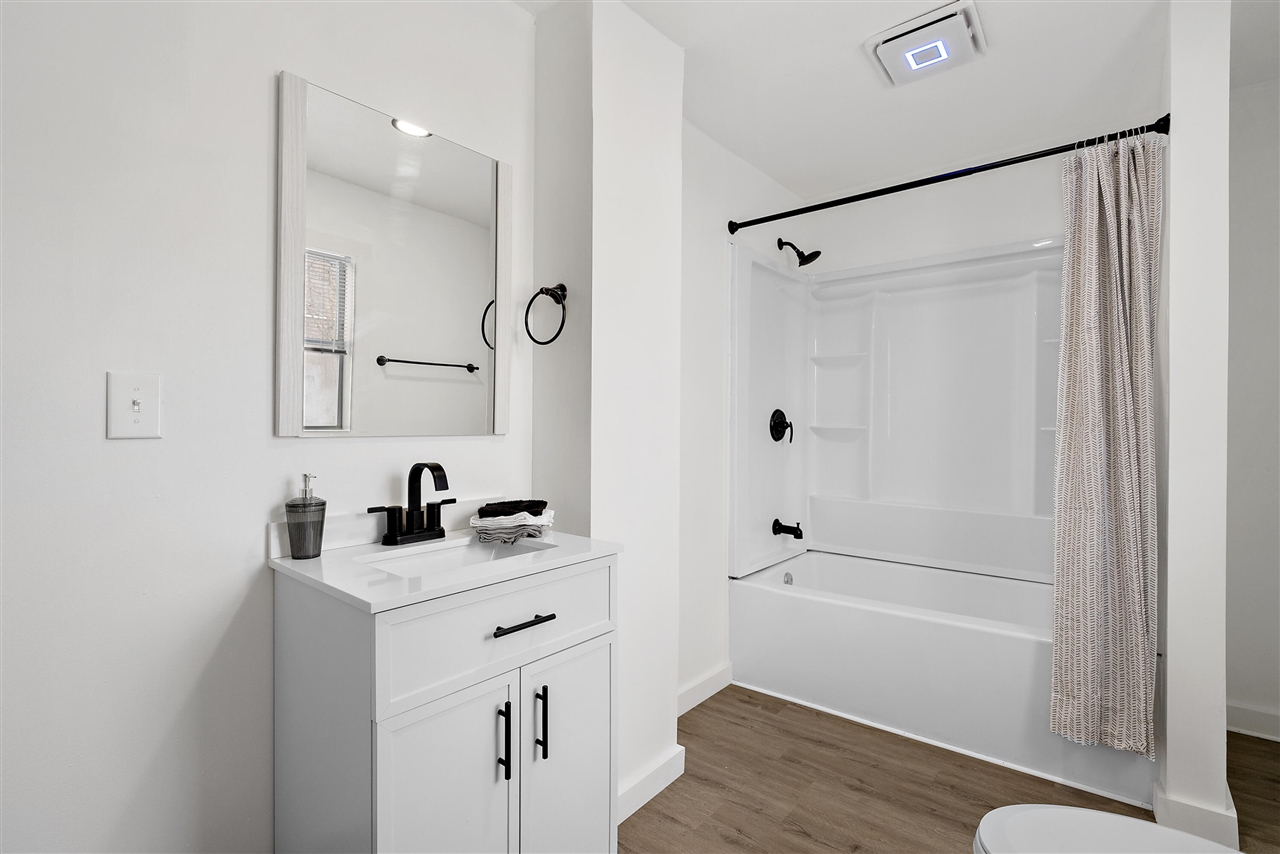 911 Porter Street, Kalamazoo, MI, 49007-3552